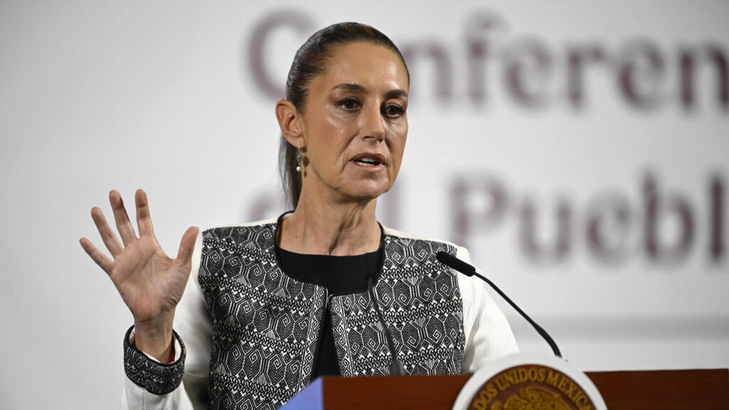 La presidenta de México, Claudia Sheinbaum, habla durante su rueda de prensa diaria en el Palacio Nacional de Ciudad de México, el 3 de abril de 2025. © Alfredo ESTRELLA AFP.jpg